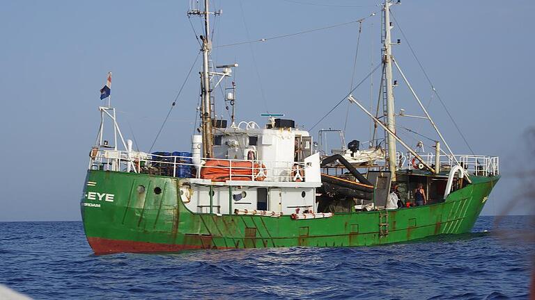 Massengrab Mittelmeer:Lusia Englert und Bernd Schneidermit einer Karte ihres Einsatzgebietsauf der Sea-Eye.