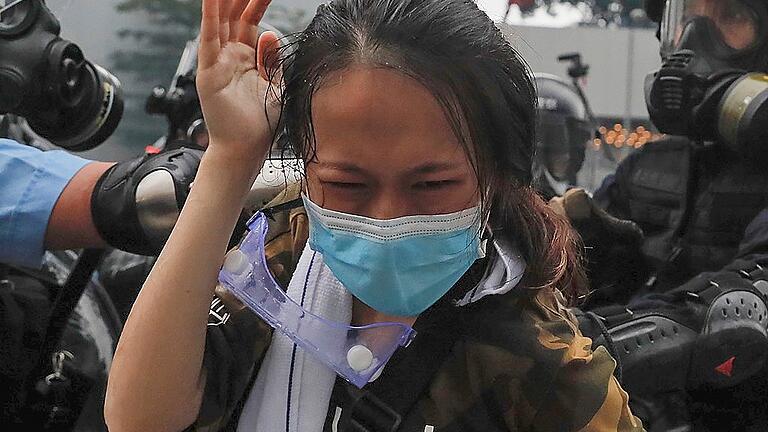 Proteste in Hongkong       -  Polizisten gingen mit Tränengas, Wasserwerfern, Gummigeschossen und Schlagstöcken gegen Demonstranten in Hongkong vor.