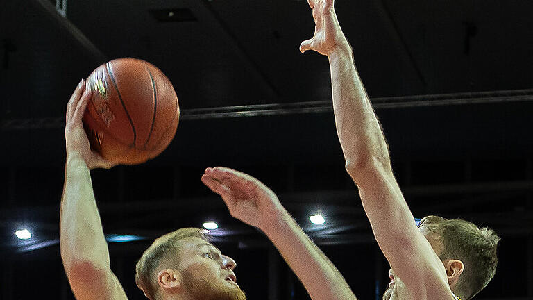 Basketball - MagentaSport BBL Pokal - ALBA BERLIN - s.Oliver Wuerzburg       -  Deutschland, Berlin, Max-Schmeling-Halle, 28.09.2019, Basketball - MagentaSport BBL Pokal - ALBA BERLIN - s.Oliver Wuerzburg

Bild: v. l. Lucas Fischer (s.Oliver Würzburg, #) und Tyler Cavanaugh (ALBA BERLIN, #34)