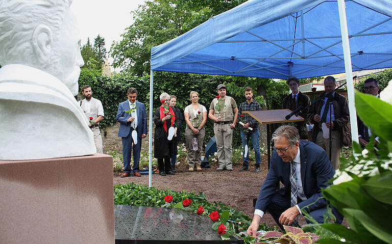 Bei der Enthüllung der Büste vom Stiftungsgrüner (v. l.): Ururenkel Christian Graf zu Bentheim-Tecklenburg, Leiter des Blindeninstituts Würzburg Hubert Hertlein, Vorstand der Blindeninstitutsstiftung Dr. Marco Bambach und Stein-metzmeister-Schülerin Stephanie Roth.