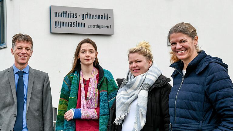 Unterstützung in der Schule, von links Schulleiter Holger Saurenbach, Béla Noll, Schulbegleiterin Silvana Guckes und Vertrauenslehrerin Lisa Heußner.