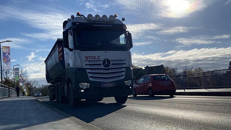 Der Verkehr fließt wieder in beide Richtungen auf der Maxbrücke wie der Ludwigsbrücke in Schweinfurt. Die Bauarbeiten, die zuletzt für Behinderungen sorgten, sind wie angekündigt rechtzeitig vor dem Weihnachtsmarkt fertig geworden.