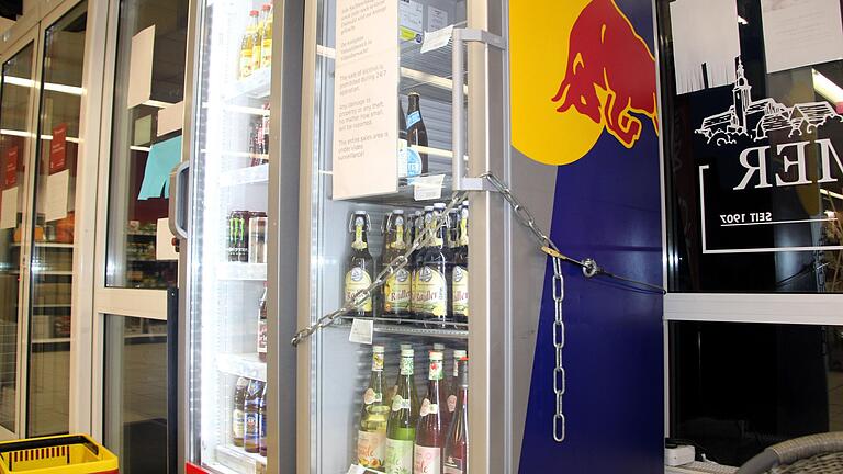 Nachts kann aus Jugendschutzgründen kein Alkohol gekauft werden. Doch die Diebe brachen das Schloss des Kühlschranks auf. Nachts kann aus Jugendschutzgründen kein Alkohol gekauft werden. Doch die Diebe brachen das Schloss des Kühlschranks auf.