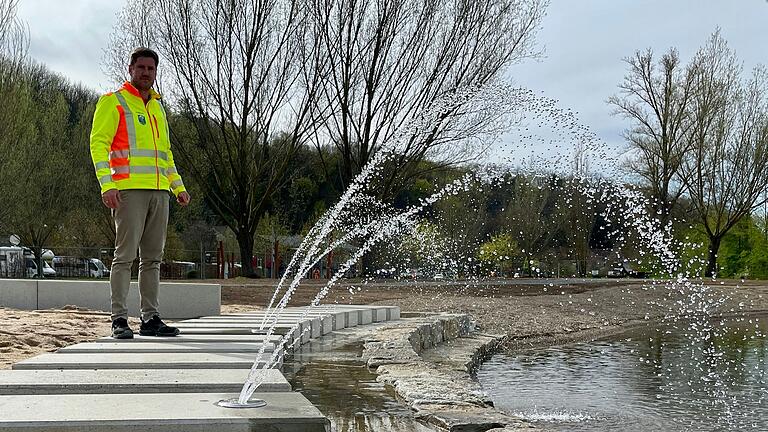 In der neuen Badebucht sprudelt es künftig. Fontänen befördern das Wasser vom Spielplatz zurück in den Main. In der neuen Badebucht sprudelt es künftig. Fontänen befördern das Wasser vom Spielplatz zurück in den Main.