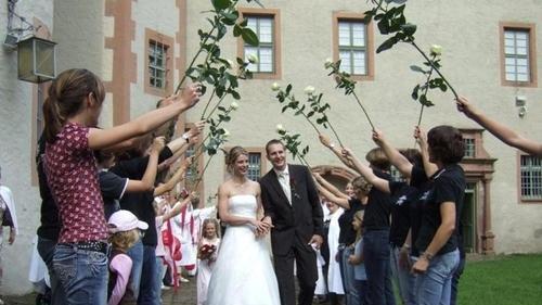Mit bunten Bändern, roten Herz-Luftballons und weißen Rosen wurde das Sportlerpaar Stephanie Gröbner und Virginijus Zilinskas am Samstagmorgen nach ihrer Trauung im Lohrer Schloss vor der Tür empfangen. - Mit bunten Bändern, roten Herz-Luftballons und weißen Rosen wurde das Sportlerpaar Stephanie Gröbner und Virginijus Zilinskas am Samstagmorgen nach ihrer Trauung im Lohrer Schloss vor der Tür empfangen. Mit bunten Bändern, roten Herz-Luftballons und weißen Rosen wurde das Sportlerpaar Stephanie Gröbner und Virginijus Zilinskas am Samstagmorgen nach ihrer Trauung im Lohrer Schloss vor der Tür empfangen. - Mit bunten Bändern, roten Herz-Luftballons und weißen Rosen wurde das Sportlerpaar Stephanie Gröbner und Virginijus Zilinskas am Samstagmorgen nach ihrer Trauung im Lohrer Schloss vor der Tür empfangen.