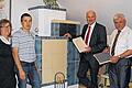 Gratulation: Der Familienbetrieb Falger &ndash; Kachelofen- und Luftheizungsbau &ndash; in Opferbaum feierte in Opferbaum 25-jähriges Betriebsjubiläum: Gründungsjubiläum: (von links) Sabrina, Hilde und Christoph Falger, Firmengründer und Kachelofenbauermeister Michael Falger (Zweiter von rechts) mit Landrat Eberhard Nuß und Bergtheims Bürgermeister Konrad Schlier (rechts).