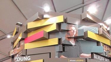 Von links: Paul Schneeberger von der AFAG Messen und Ausstellungen GmbH und Guido Helzer von der Diözese Würzburg, die auf der Messe Ausbildungsberufe vorstellt.