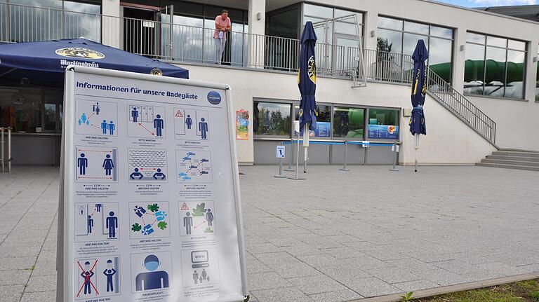 Auch der Kiosk hat im Normalfall offen. Nur Tische und Stühle zum Hinsetzen wird es nicht geben.&nbsp;