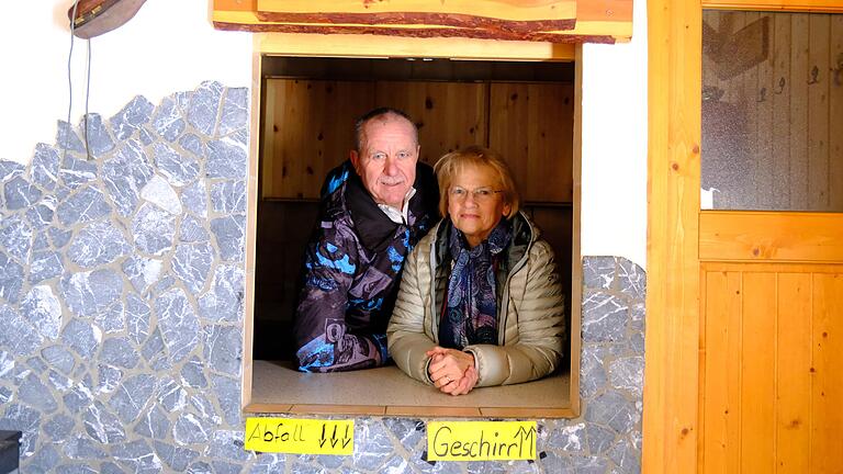 Skifahrerinnen und Skifahrer am Arnsberg-Doppellift dürften die Szene kennen: Die Geschirr-Rückgabe im Innenraum der Skihütte Lumumba. Erich und Lilo Degand mussten nun ihre Hütte schließen, die 2005 als Neubau entstand.