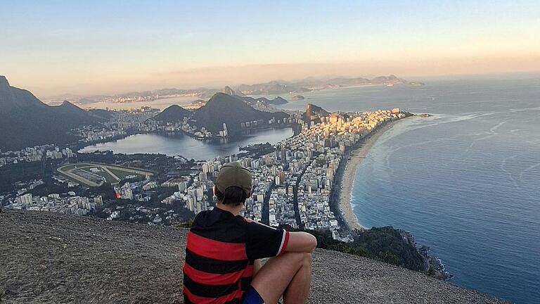 Sebastian Leisgang bewundert vom nahezu menschenleeren Zwei-Brüder-Felsen den Sonnenuntergang über Rio de Janeiro. Sebastian Leisgang bewundert vom nahezu menschenleeren Zwei-Brüder-Felsen den Sonnenuntergang über Rio de Janeiro.