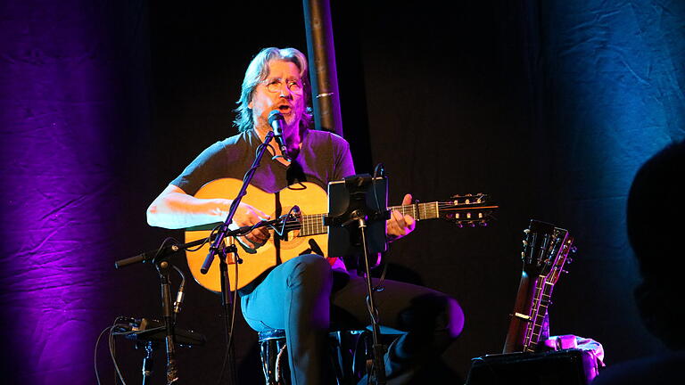 Zum fünften Mal ist der Schauspieler, Songpoet und Geschichtenerzähler Michael Fitz in Lohr aufgetreten.