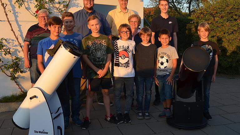 Das Foto entstand bei der Begrüßung vor der Sternwarte Hettstadt. Es zeigt die Kinder mit dem SPD-Ortsvereinsvizevorsitzenden Arnold Henneberger (links), dem SPD-Ortsvereinsvorsitzenden Dominik Hetzer (Vierter von links), Oberstudienrat Christian Lorey (Sechster von rechts), der SPD-Ortsvereinsehrenvorsitzenden Luise Then (Fünfte von rechts) und einem wissenschaftlichen Mitarbeiter der Sternwarte (Zweiter von rechts).