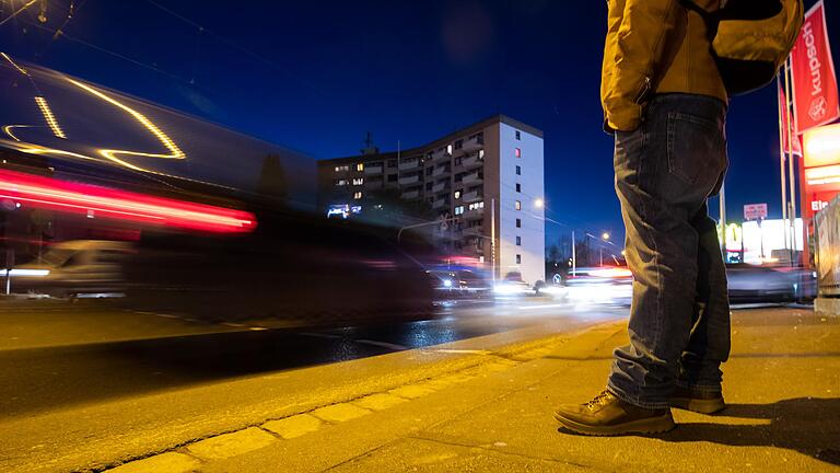 An dieser Stelle in Würzburg-Heidingsfeld wollte eine Fußgängerin an einer grünen Ampel die Straße überqueren, als sie von einem heranrasenden Auto erfasst wurde - möglicherweise bei einem illegalen Rennen.