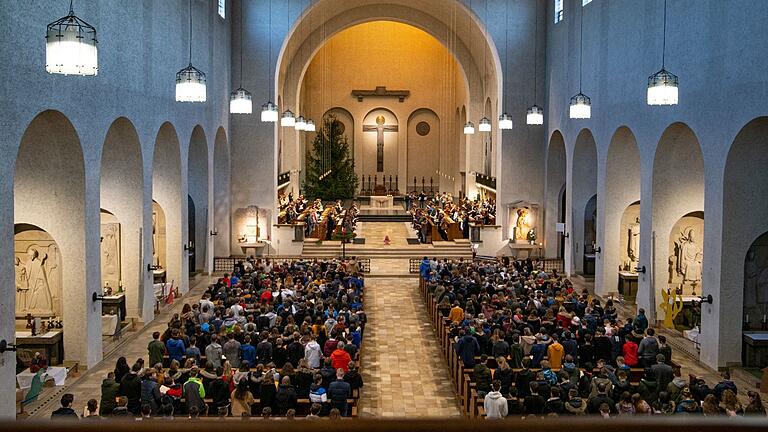 Blick in die Abteikirche Münsterschwarzach während eines Schulgottesdienstes des Egbert-Gymnasiums Münsterschwarzach (EGM).