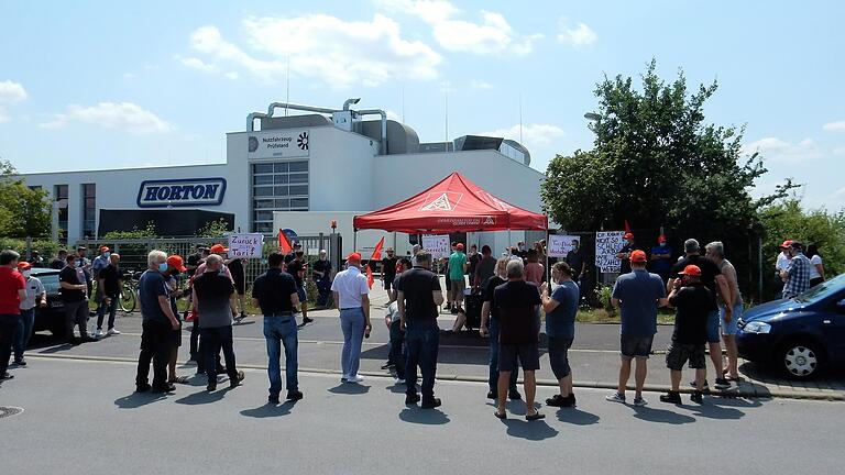 Zahlreiche Mitarbeiterinnen und Mitarbeiter hatten sich zum Warnstreik bei Horton im Industrie- und Gewerbepark Maintal versammelt.