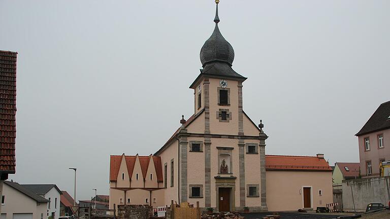 Um den Neubau der Waldfensterer Kirche ranken sich diverse Gerüchte. Foto: Johannes Schlereth       -  Um den Neubau der Waldfensterer Kirche ranken sich diverse Gerüchte. Foto: Johannes Schlereth