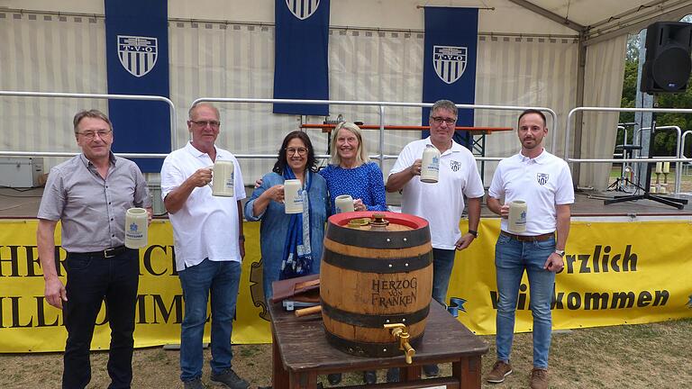 Ein Prosit auf die Oberndorfer Kirchweih (von links): Braumeister Paul Seubert, Klaus Schuler (1. Vorsitzender TVO), Schweinfurts dritte Brügermeisterin Ayfer Rethschulte, Dr. Susan Schubert (Inhaberin Arnsteiner Brauerei), Steffen Kraus und Christoph Fink (beide TVO).