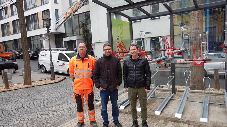 Dieter Zipprich (Fachbereich (FB) Tiefbau und Verkehrswesen, Bauhof), Tobias Mattheis (FB Tiefbau und Verkehrswesen, Radverkehr) und Werner Eirich (FB Hochbau) bei der Radgarage am Kolpingplatz. Dieter Zipprich (Fachbereich (FB) Tiefbau und Verkehrswesen, Bauhof), Tobias Mattheis (FB Tiefbau und Verkehrswesen, Radverkehr) und Werner Eirich (FB Hochbau) bei der Radgarage am Kolpingplatz.