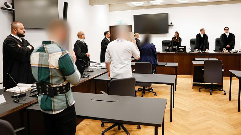 Im Prozess gegen die drei Angeklagten aus Würzburg ist die Beweisaufnahme abgeschlossen. Mit den Plädoyers ist der spektakuläre Prozess um Betrug in der Pflege auf der Zielgeraden. Im Prozess gegen die drei Angeklagten aus Würzburg ist die Beweisaufnahme abgeschlossen. Mit den Plädoyers ist der spektakuläre Prozess um Betrug in der Pflege auf der Zielgeraden.