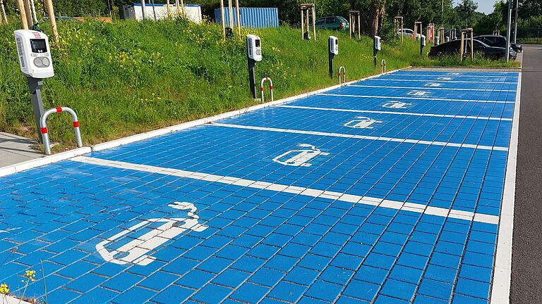 Die Ladesäulen mit insgesamt 16 Ladepunkten auf dem Firmenparkplatz von Procter &amp; Gamble in der Hans-Wilhelm-Renkhoff-Straße in Marktheidenfeld sind öffentlich zugänglich.