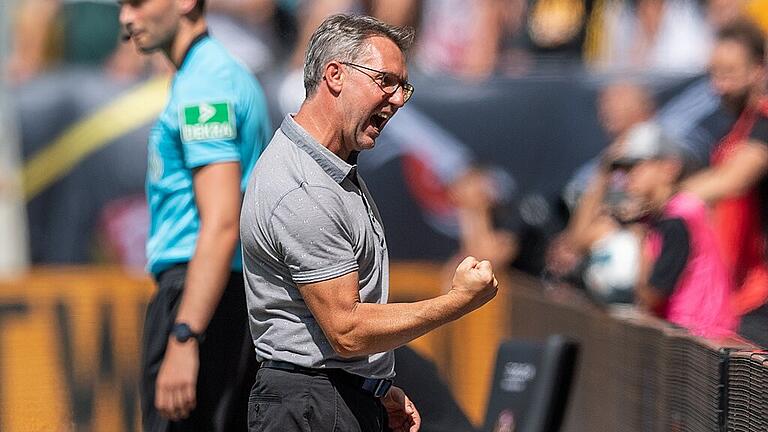 Dynamo Dresden - 1. FC Nürnberg       -  Nun kann er in Ruhe auf den Heimspiel-Schlager gegen den Hamburger SV am kommenden Montag hinarbeiten: Trainer Damir Canadi feiert den Nürnberger Auftaktsieg in Dresden.