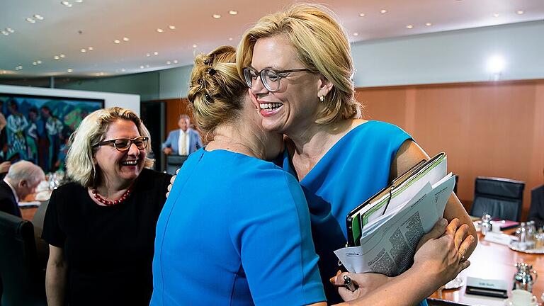 Sitzung Bundeskabinett       -  Familienministerin Franziska Giffey (SPD) herzt Agrarministerin Julia Klöckner (CDU, rechts). Auch Umweltministerin Svenja Schulze (SPD, links) strahlt.