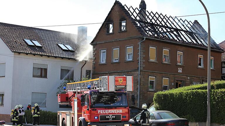 Der Dachstuhl des Einfamilienhauses in Brünn war nicht mehr zu retten. Das Haus ist nach dem Brand unbewohnbar. Der Schaden liegt laut Einschätzung der Ermittler im hohen fünfstelligen Bereich.