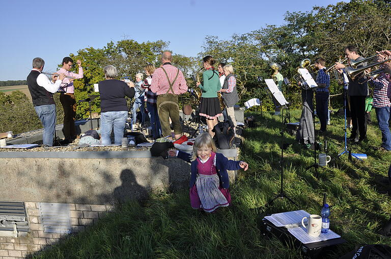 Die Lösung des Musikvereins Gissigheim für ihr Oktoberfest in Coronazeiten: Blasmusik auf der Plattform eines Wasserhochbehälters.