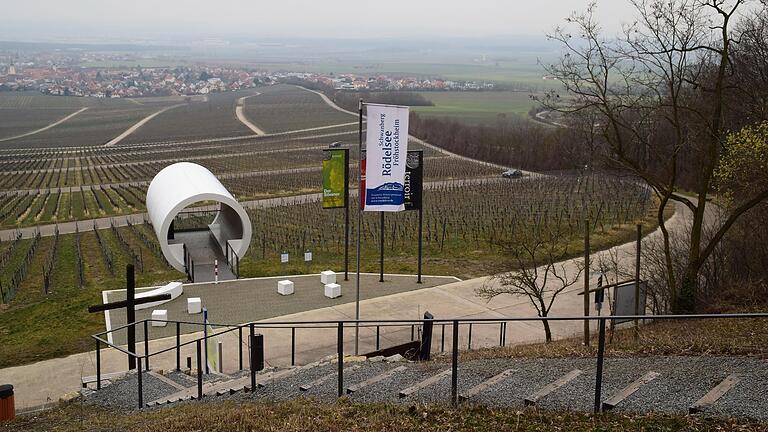 Gegenüber des „terroir f“ an der Rödelseer Röhre bietet am Ostersonntag und Ostermontag der Wengerts-Hänger des Gasthauses Winzerstube wieder fränkische Kleinigkeiten und Getränke an. Gegenüber des „terroir f“ an der Rödelseer Röhre bietet am Ostersonntag und Ostermontag der Wengerts-Hänger des Gasthauses Winzerstube wieder fränkische Kleinigkeiten und Getränke an.
