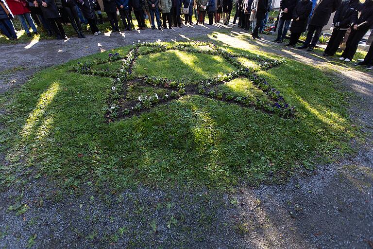 Siegerbild in der Kategorie Nachwuchs: Am Volkstrauertag findet am 13.12.2022 auf dem jüdischen Friedhof in Würzburg eine Kranzniederlegung statt. Siegerbild in der Kategorie Nachwuchs: Am Volkstrauertag findet am 13.12.2022 auf dem jüdischen Friedhof in Würzburg eine Kranzniederlegung statt.