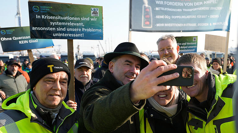 Protest der Spediteure - München.jpeg       -  Auch bei den Protesten von Transport- und Spediteursverbänden ist Aiwanger zu sehen – wie hier am Freitag auf der Münchner Theresienwiese.