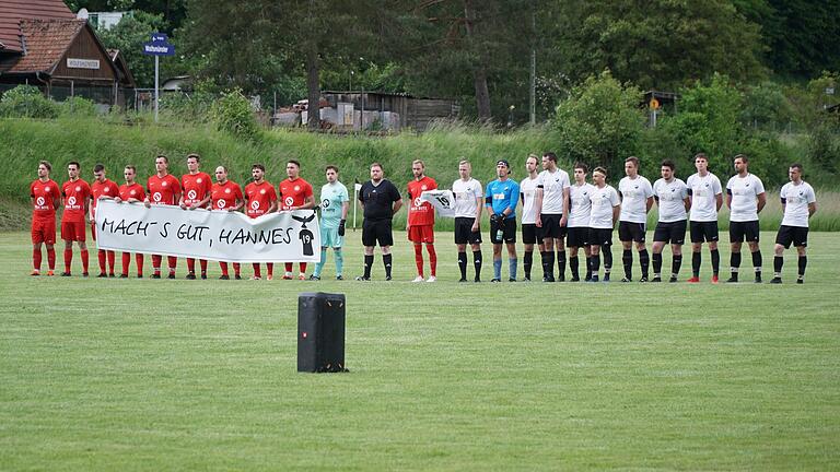 Vor dem Benefiz-Fußballspiel zur Erinnerung an Hannes Ditterich in Wolfsmünster stellten sich die&nbsp;Mannschaften mit einem Gruß an den am 10. Mai plötzlich verstorbenen 25-Jährigen auf.