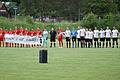 Vor dem Benefiz-Fußballspiel zur Erinnerung an Hannes Ditterich in Wolfsmünster stellten sich die&nbsp;Mannschaften mit einem Gruß an den am 10. Mai plötzlich verstorbenen 25-Jährigen auf.