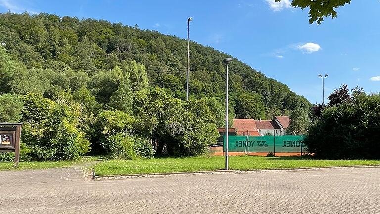 Blick vom Sportgelände auf den Ebelsberg, der eine Höhe von 335 m hat und in sich ein Stollensystem birgt, das für die Kugellagerproduktion gedacht war.