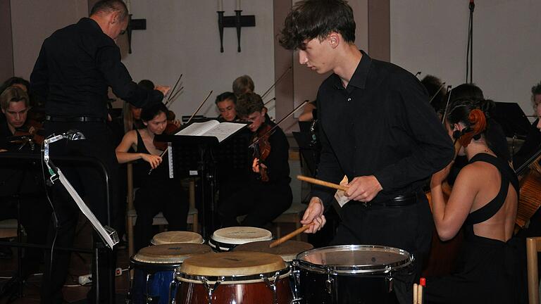 Das Junge Kammerorchester Tauber-Franken unter der der Leitung von Thomas Conrad sowie Kristian Koppànyi am Schlagzeug.