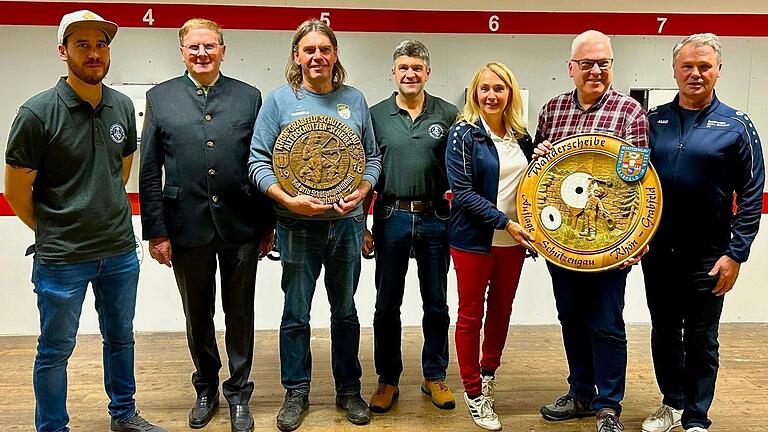 Auf dem Foto von links Vereinsschützenmeister Raphael Hikel Wülfershausen, 1. Bürgermeister Wolfgang Seifert, Altersscheibe „Frei“ Bernd Erhart (Kleineibstadt), Vorjahrssieger Peter Straub (Wülfershausen); Heidi Schmitt, Vorjahrssiegerin „Auflage“, überreichte ihren Vereinskollegen Christian Mach aus Salz mit Uli Schmitt 1. Gauschützenmeister Rhön-Grabfeld, die große Wanderscheibe.