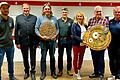 Auf dem Foto von links Vereinsschützenmeister Raphael Hikel Wülfershausen, 1. Bürgermeister Wolfgang Seifert, Altersscheibe „Frei“ Bernd Erhart (Kleineibstadt), Vorjahrssieger Peter Straub (Wülfershausen); Heidi Schmitt, Vorjahrssiegerin „Auflage“, überreichte ihren Vereinskollegen Christian Mach aus Salz mit Uli Schmitt 1. Gauschützenmeister Rhön-Grabfeld, die große Wanderscheibe.