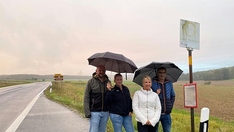 Die Halsbacher fühlen sich sprichwörtlich im Regen stehen gelassen. Sie stehen an der Haltestelle 'Abzweigung Halsbach', die rund zwei Kilometer außerhalb des Ortes liegt. Die Halsbacher fühlen sich sprichwörtlich im Regen stehen gelassen. Sie stehen an der Haltestelle 'Abzweigung Halsbach', die rund zwei Kilometer außerhalb des Ortes liegt.