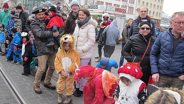 Verkleidet standen die Kinder mit ihren Familien am Straßenrand.