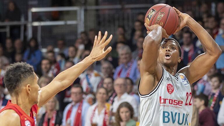 Erinnerung an vergangene Saison: Cameron Wells (rechts, mit Maodo Lo), die fleischgewordene Basketball-Ästhetik, führte die Baskets häufiger auch im Alleingang zum Sieg.