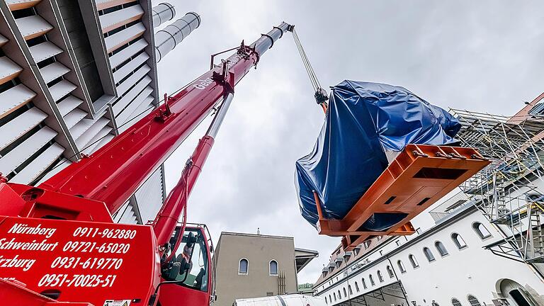 Aus Schweden angeliefert: die neue Gasturbine für das Heizkraftwerk an der Friedensbrücke.