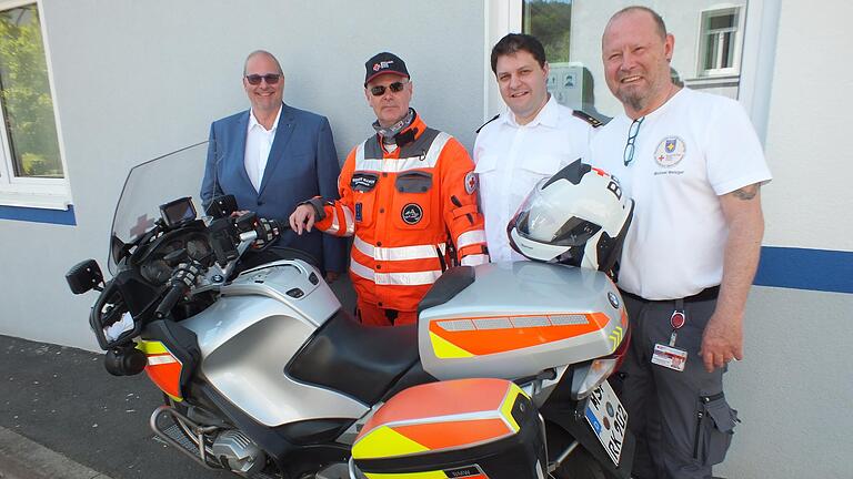 Das Einsatzmotorrad des Roten Kreuzes Main-Spessart war bei einem schweren Unfall im Herbst des Vorjahres vor Ort (von links): der stellvertretende Kreisvorsitzender Michael Behringer, Landesfachdienstleiter Motorrad Werner Wawok, Kreisbereitschaftsleiter Sebastian Becker und der Homburger Bereitschaftsleiter Michael Metzger.