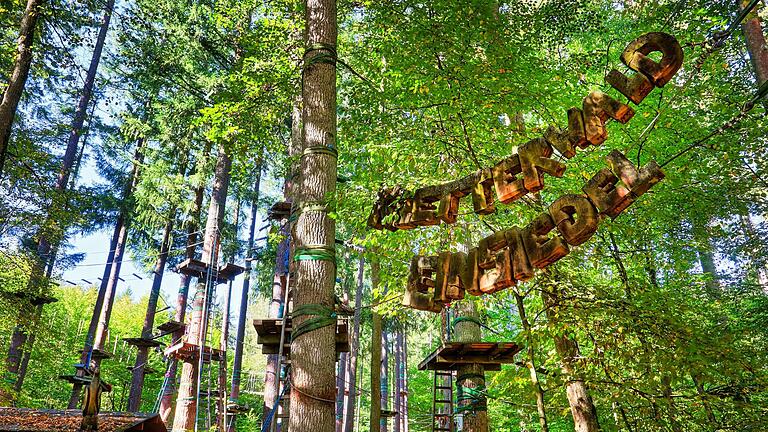 Hoch hinauf und von Baum zu Baum: Kletterwald Einsiedel im Gramschatzer Wald.