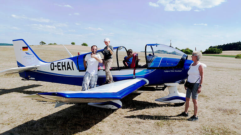 Der zehnjährige Wadim aus der Ukraine freute sich besonders über den Rundflug über Karlstadt