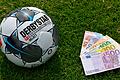 Die Fußball-Schiedsrichter in Bayern erhalten ab der kommenden Saison höhere Spesen. Für die Vereine bedeutet das Mehrkosten (Symbolbild).