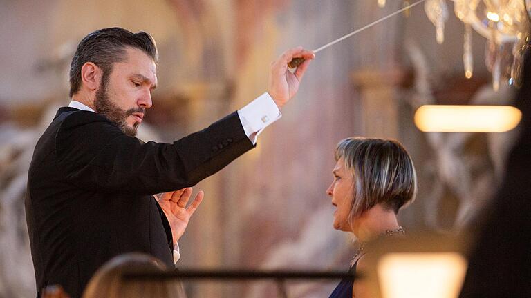 Enrico Calesso, hier mit der Sopranistin Marlis Petersen beim Mozartfest 2023 im Kaisersaal der Würzburger Residenz.