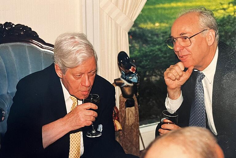 Professor Klaus Tittel, in den USA bekannt als Frank Klaus Tittel, mit Bundeskanzler Helmut Schmidt, der selbst einen jüdischen Großvater hatte. Das Foto soll in den 90er Jahren an der Rice University entstanden sein. Professor Klaus Tittel, in den USA bekannt als Frank Klaus Tittel, mit Bundeskanzler Helmut Schmidt, der selbst einen jüdischen Großvater hatte. Das Foto soll in den 90er Jahren an der Rice University entstanden sein.