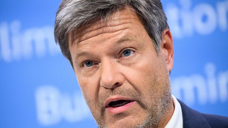 Habeck zu Klimaschutz.jpeg - Die Grünen wollen in Deutschland die Energiewende voran treiben, allerdings droht nun ein Versprechen der Ampel zu scheitern. Habeck zu Klimaschutz.jpeg - Die Grünen wollen in Deutschland die Energiewende voran treiben, allerdings droht nun ein Versprechen der Ampel zu scheitern.