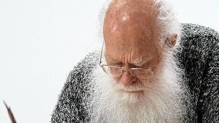 Der 85-jährige Niederländer Herman de Vries wohnt seit 40 Jahren in Eschenau und lässt sich in seinen Werken auch von der Natur im Steigerwald inspirieren. Der 85-jährige Niederländer Herman de Vries wohnt seit 40 Jahren in Eschenau und lässt sich in seinen Werken auch von der Natur im Steigerwald inspirieren.