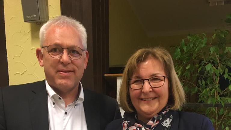 Die alte und neue Bürgermeisterin von Estenfeld, Rosi Schraud (CSU), und ihr Ehemann Matthias. Die alte und neue Bürgermeisterin von Estenfeld, Rosi Schraud (CSU), und ihr Ehemann Matthias.